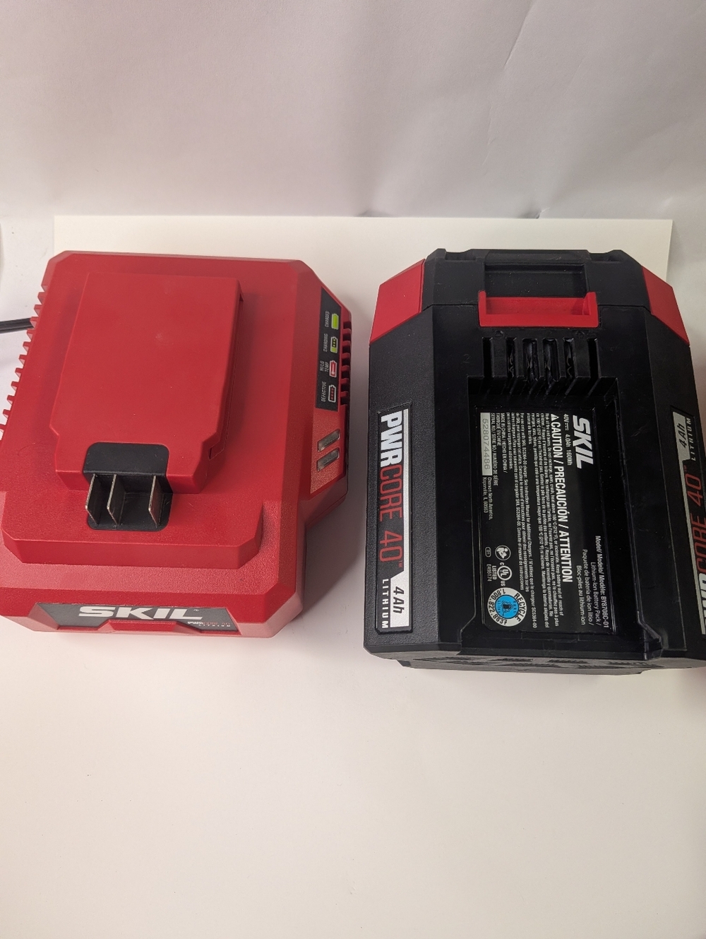 40V PWR CORE lithium-ion battery and charger set.The set includes a 4Ah lithium